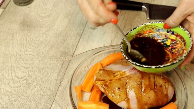Куриная грудка с морковкой, запеченные в духовке смотреть онлайн