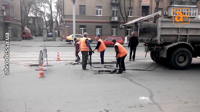 Весеннее латание дорог в Одессе смотреть онлайн