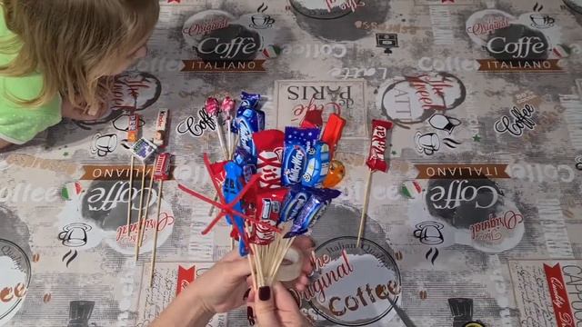 Букеты на 23 февраля для мальчиков/с игрушкой/из конфет/своими руками! смотреть онлайн