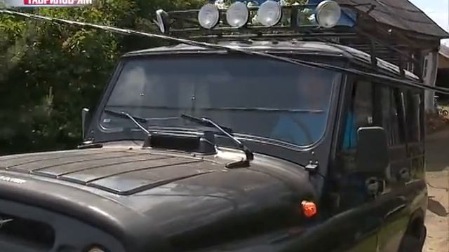 Электрические провода уже пять дней висят над головами жителей дома в деревне Унимерь смотреть онлайн