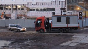 Грузовичок подъехал вечером на стройку, Водитель грузовичка машину кинул и ушёл.