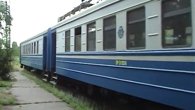 Электропоезд из двух секций Ср3-1524 и Ср31758 уезжает в историю. смотреть онлайн