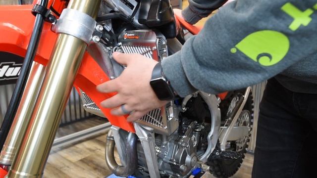 A closer look at the Enduro Engineering Radiator Guards for Honda CRF 250/450. 12-6021 смотреть онлайн