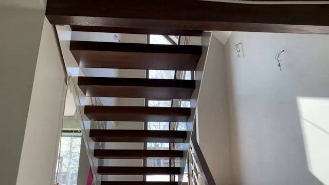 Лестница открытого типа со ступенями из ясеня смотреть онлайн