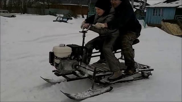 Даша с папой на самодельном снегоходе..wmv смотреть онлайн