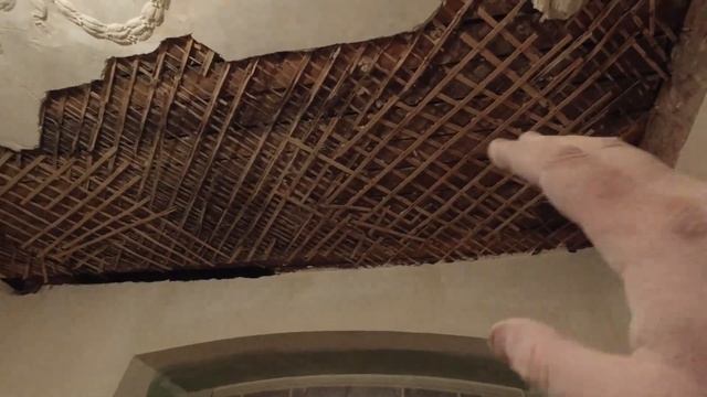 День 64-65. Демонтаж лепнины и части штукатурки. Потолок в старом фонде. Решение по монтажу. смотреть онлайн