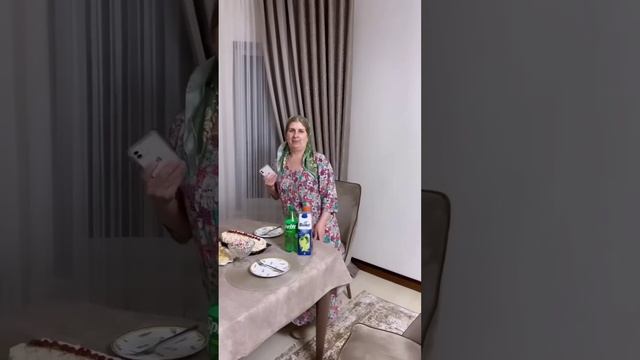 СЕГОДНЯ У ЛАРИСЫ ? ТРЕБУЕМ ПРОДОЛЖЕНИЯ БАНКЕТА ? смотреть онлайн