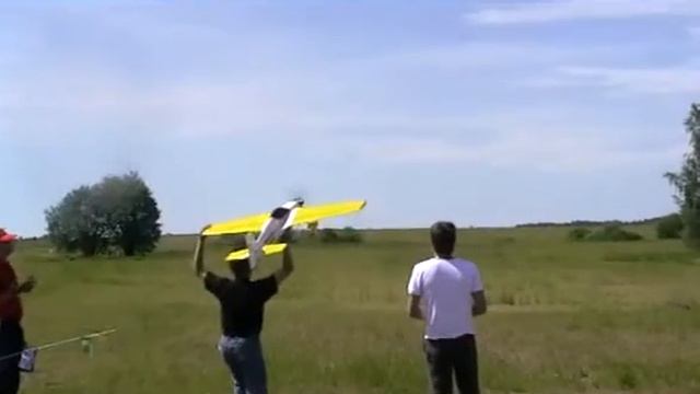 Радиоуправляемый самолет Katana на ДВС, взлет "с руки" смотреть онлайн