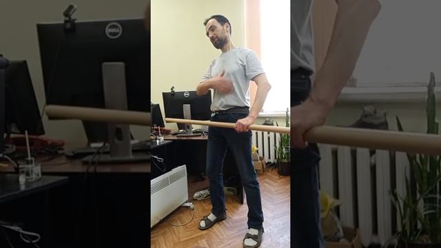 Рабочий полдень. Зарядка в офисе. Естественное движение.