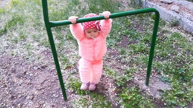 Кариша качается на турнике смотреть онлайн