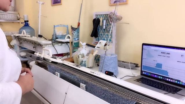 Вяжем джемпер. Часть 1. Деталь полочки. Запись эфира (10. 08. 23) смотреть онлайн