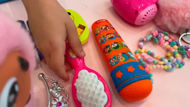 НАСТЯ играет в магазин игрушек и украшений.Nastya Is Playing In A Toy And Jewelry Store.