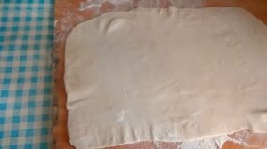 Пирожки из слоёного теста с фаршем и грибами.