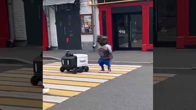 В Москве робота доставщика через дорогу переводит робот смотреть онлайн