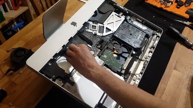 iMac 21,5 Zoll von 2011: Demontage, Reparaturtipps und Pflege смотреть онлайн