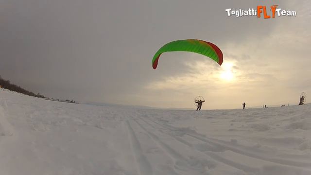 Полеты на параплане с мотором в Тольятти 08 01 2013 смотреть онлайн