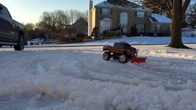 Scx 10 custom plow with winch. Gmc top kick body with led lights . 1st snow of the season смотреть онлайн