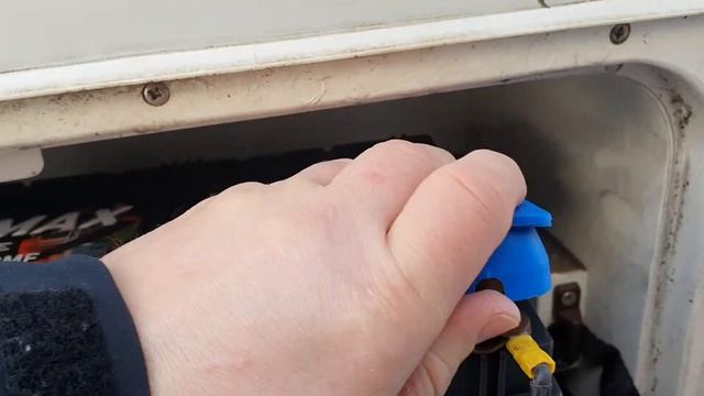Как снять быстросъемные клеммы с аккумулятора каравана смотреть онлайн