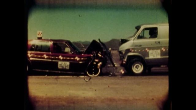 Chevrolet Impala vs Dodge B-200 | 1979 | Symmetric Head-On Crash Test | NHTSA | CrashNet1 смотреть онлайн