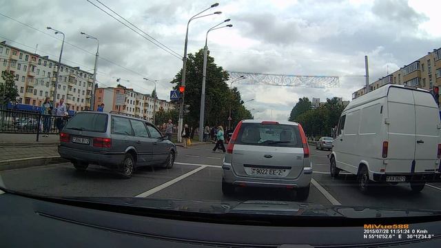 Результат перехода на красный свет светофора. Витебск. смотреть онлайн