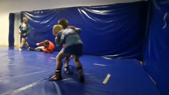 ОТРАБОТКА СКРУЧИВАНИЯ РУКАМИ. ПОДСЕЧКИ. САМБО ДЕТИ смотреть онлайн