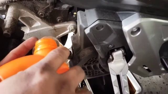 Basic Tutorial : Honda ADV 150 Change Oil (Gear oil and Engine oil) смотреть онлайн