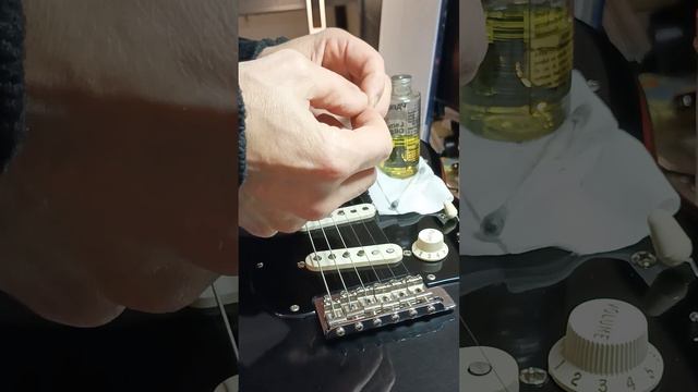 Fender BlackStrat Gilmour Setup : Short ARM tremolo Tricks Instal : Cleaning and Checking the Sprin смотреть онлайн