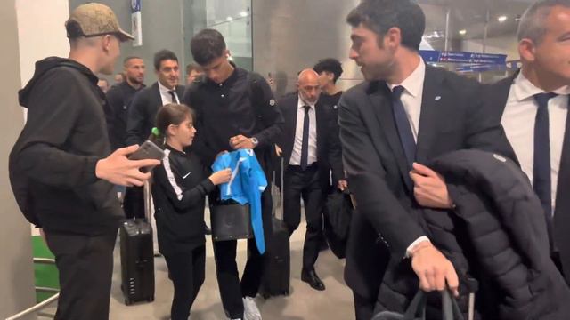 Giocatori dell’inter tornano vittoriosi dopo la trasferta di Empoli Disponibili per foto e autograf смотреть онлайн
