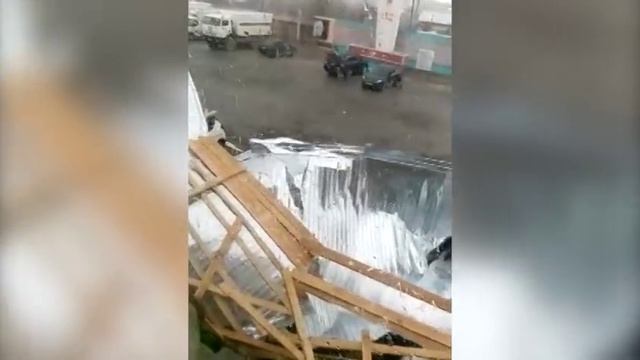 В посёлке Исеть ветер снёс крышу смотреть онлайн