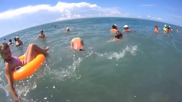 ИДЁМ КУПАТЬСЯ В МОРЕ. GO SWIM IN THE SEA. смотреть онлайн