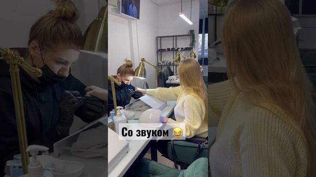 Маникюр + брови одновременно #маникюр #брови смотреть онлайн