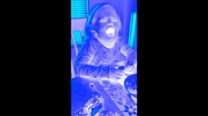 3 летняя девочка плачет из-за того что не может починить сломанный банан in chorded