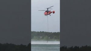 Пожарный вертолёт набирает воду