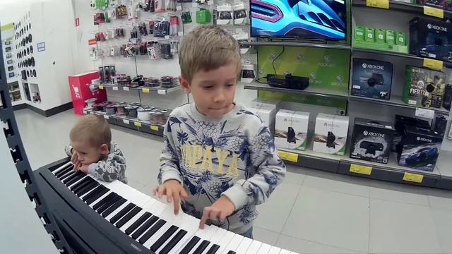Юный пианист))) смотреть онлайн