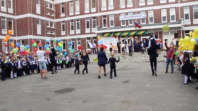 1 сентября 2018 г. 11 кл. Линейка. Дают звонки