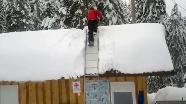 Неудачная попытка почистить снег на крыше