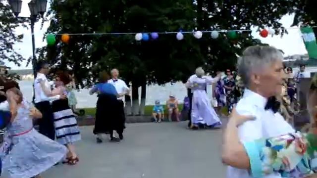 Выступление клуба "Давайте потанцуем" на празднике "Мелодии лета" смотреть онлайн