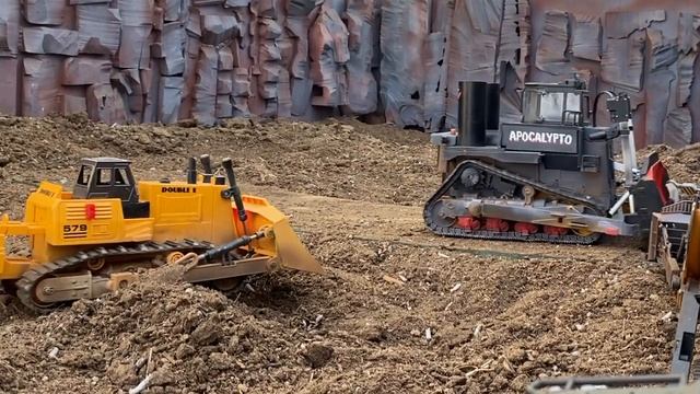 Huina 1569, Diecast Masters D7, Double E 578 RC Bulldozers in BattleDozers 5, APOCALYPTO! смотреть онлайн