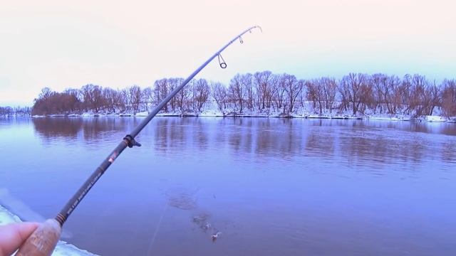 Норка атакует щуку! Рыбалка зимой по открытой воде смотреть онлайн