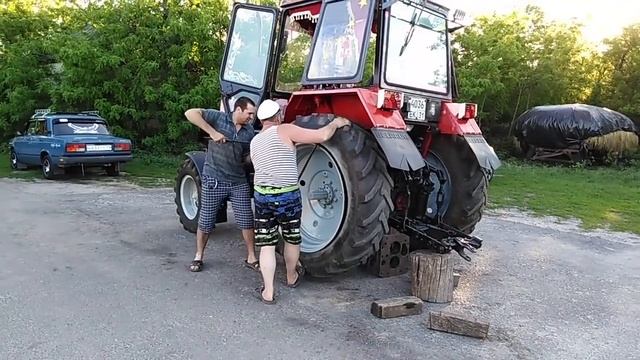 ЮМЗ-6. МЕНЯЕМ ЗАДНЮЮ РЕЗИНУ.( Способ для лентяев) смотреть онлайн