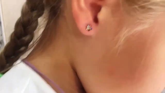 Прокалывание ушей В ПЕРВЫЙ РАЗ | Действительно ли это больно смотреть онлайн