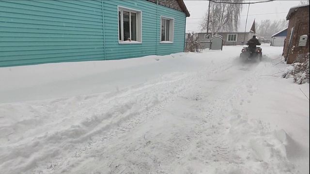 Уборка снега квадроциклом с помощью самодельного отвала. смотреть онлайн