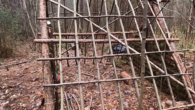 Построил шалаш в лесу.Сделал крышу.Shelter in the woods.Made a roof. смотреть онлайн