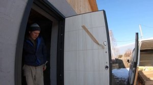 Установка в дом входной двери с терморазрывом.