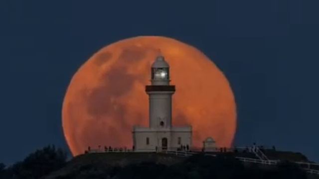 Beautiful sun rise near lighthouse смотреть онлайн
