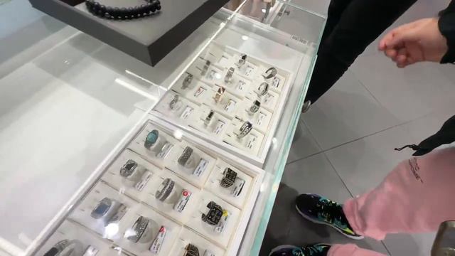 ВОВА ИДЕТ ПОКУПАТЬ ПОДАРКИ НА НОВЫЙ ГОД 2023 - Vatarls, Allfaraby смотреть онлайн