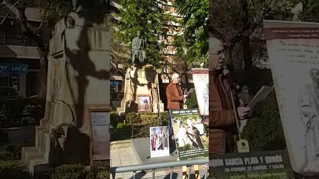 Poetas.Estatua Gabriel y Galán Cáceres.6 enero 2023.Cruz Díaz Marcos.Ante tumba de Gabriel y Galán смотреть онлайн