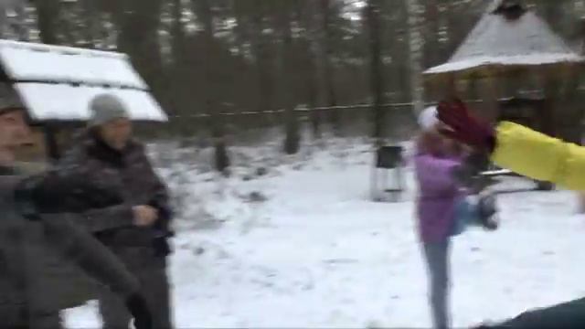 Поездка за город. Перед прыжком с сосны. Высота 17 метров смотреть онлайн
