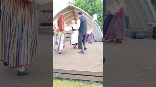 Старинный Эстонский фольклор музыки и танцев на празднике 30-и летия основания жилого района-деревн смотреть онлайн