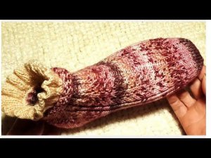 Короткие носочки с рюшей и красивой необычной резинкой спицами